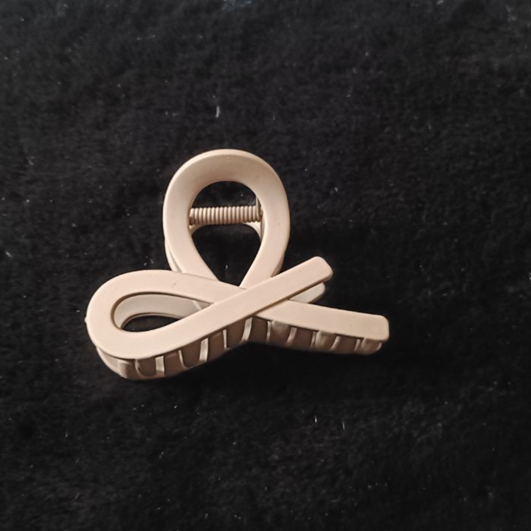 Matte loop hair claw clip