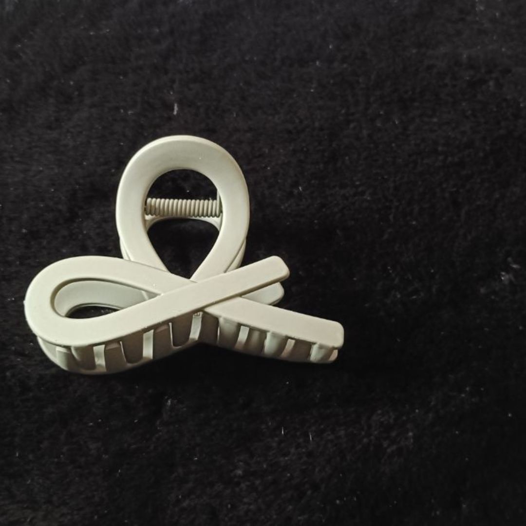 Matte loop hair claw clip