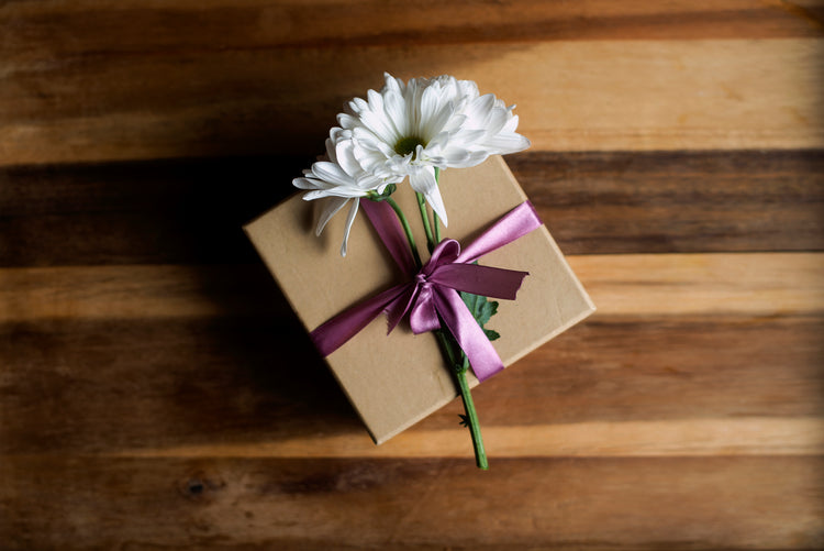 files/gift-box-with-flower.jpg